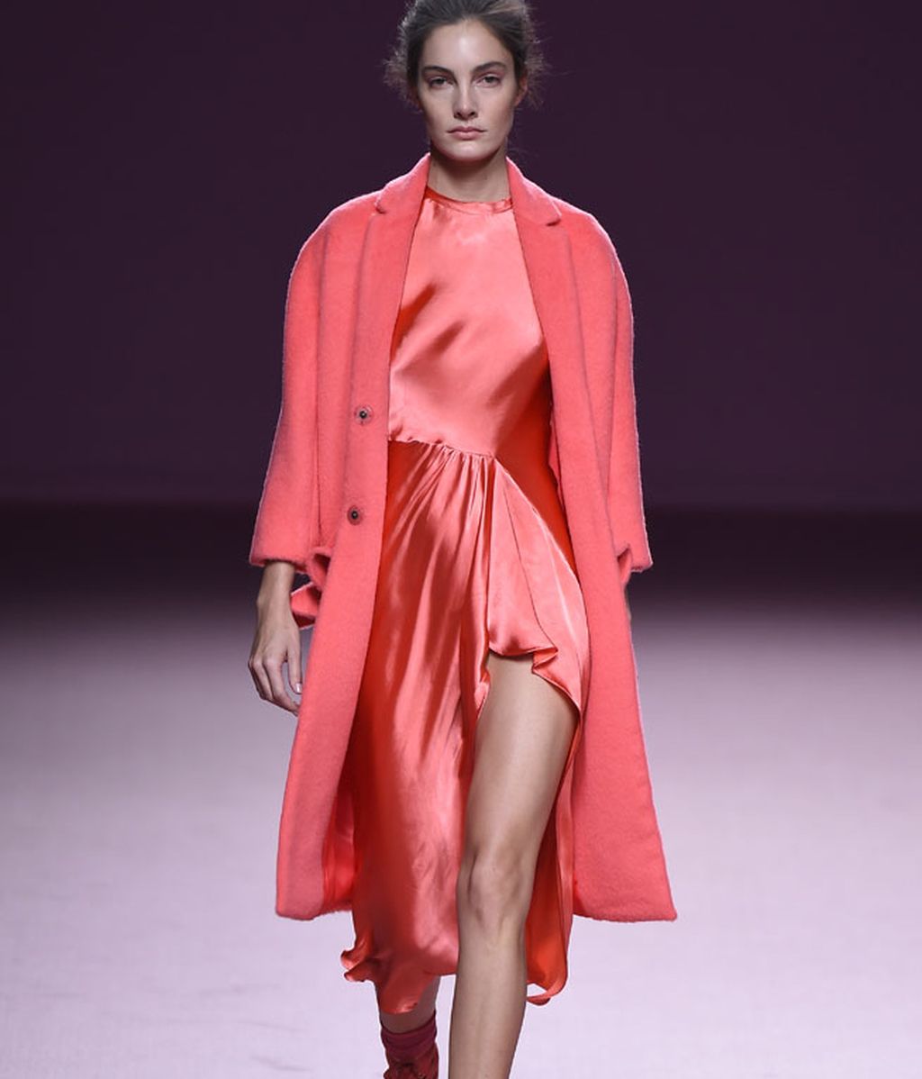 Rosa etéreo y negro intenso en Juan Vidal