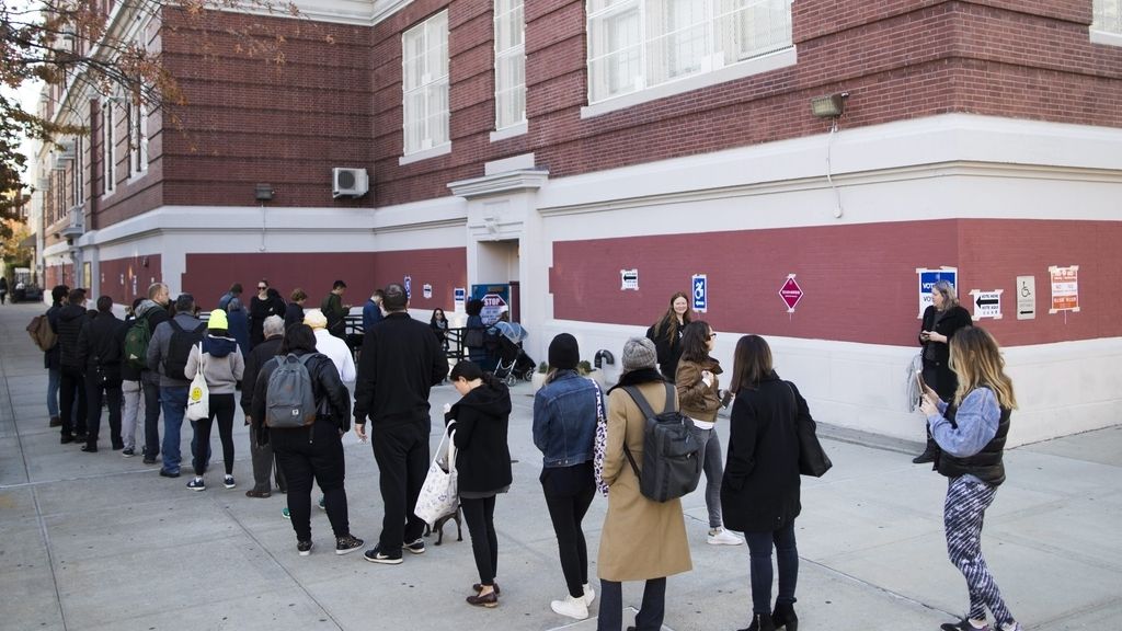 Los votantes hacen cola a las puertas de un colegio electoral en Nueva York, EEUU
