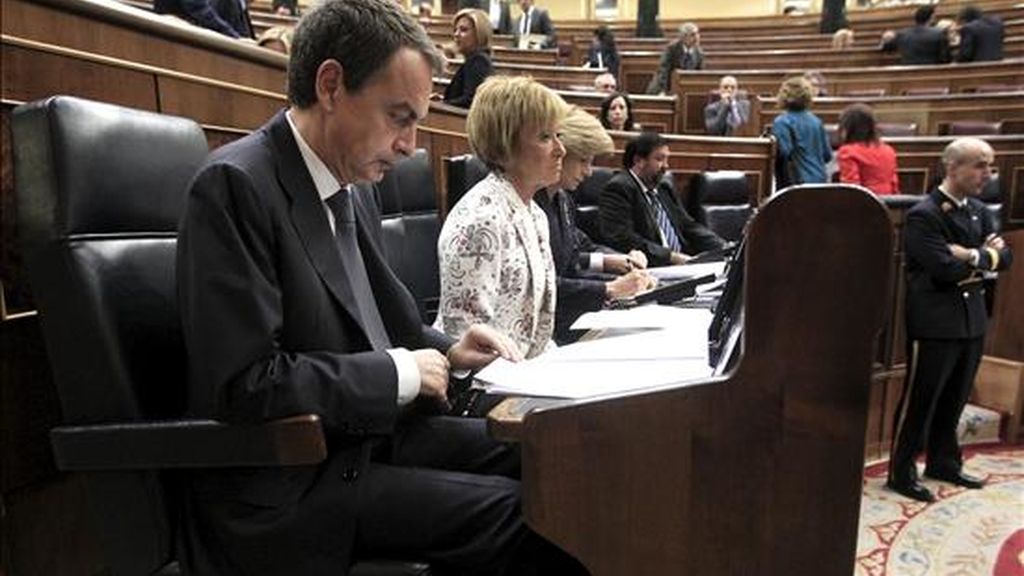 El presidente del Gobierno, José Luis Rodríguez Zapatero, antes del inicio de la sesión de control a su gabinete en el Congreso, que gira en torno a la crisis económica, los presupuestos de 2011 y la reforma del sistema de pensiones. EFE El presidente del Gobierno, José Luis Rodríguez Zapatero, antes del inicio de la sesión de control a su gabinete en el Congreso, que gira en torno a la crisis económica, los presupuestos de 2011 y la reforma del sistema de pensiones. EFE