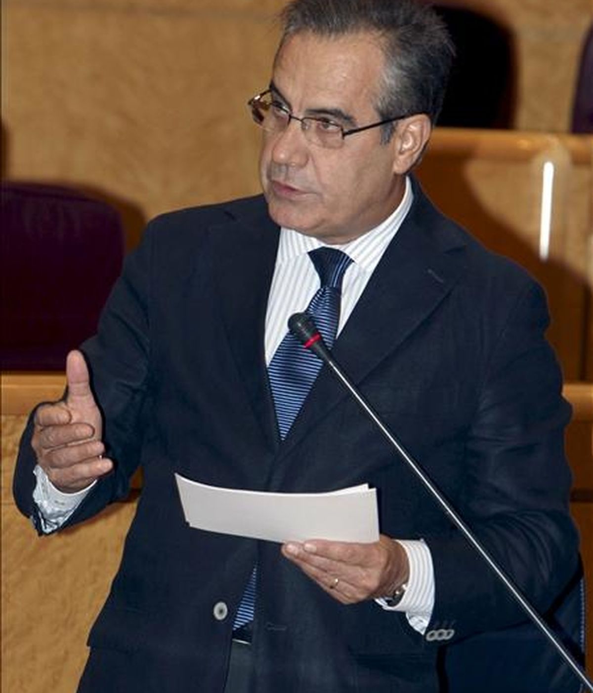 En la imagen, el ministro de Trabajo, Celestino Corbacho, ayer durante su intervención en la sesión de control al Gobierno. EFE/Archivo