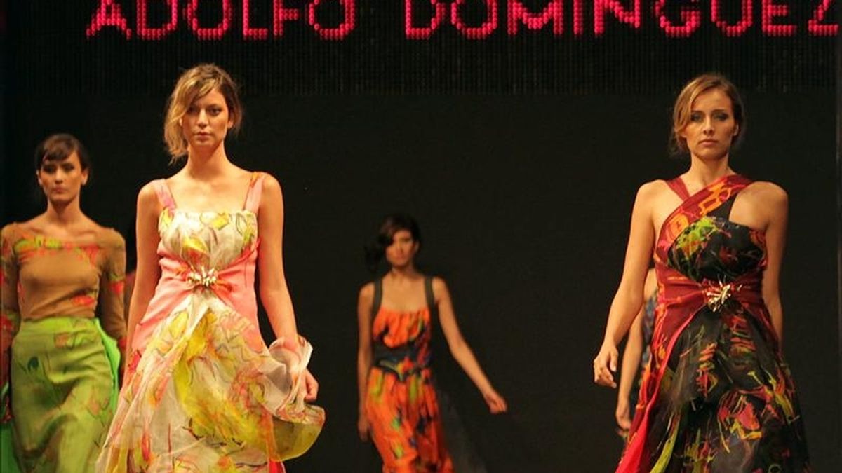 Modelos desfilan creaciones de la colección "Otoño invierno 2011 - 2012" del diseñador español Adolfo Domínguez este 13 de abril durante la 10 edición del Círculo de la Moda de Bogotá en la capital colombiana. EFE