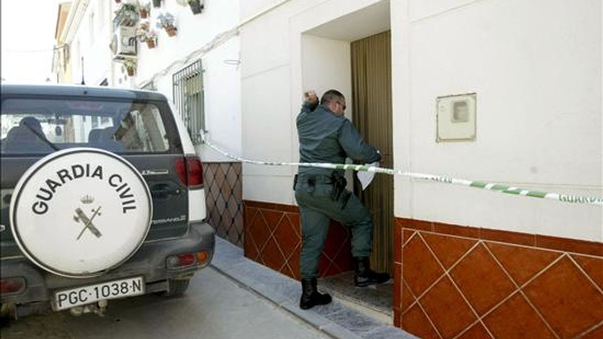 Un agente de la Guardia Civil en la entrada del domicilio de la localidad granadina de Píñaren en el que un hombre de 76 años ha sido detenido tras matar a tiros a su esposa. EFE