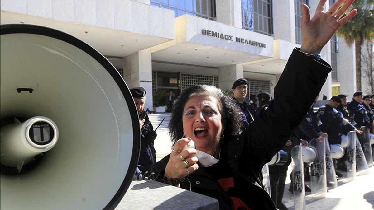 Una trabajadora griego celebra la sentencia pronunciada por el Tribunal Supremo de Grecia, bajo la cual los trabajadores deberán ser recontratados en diferentes agencias y organizaciones del sector público en los que trabajaban anteriormente, en Atenas (Grecia). EFE