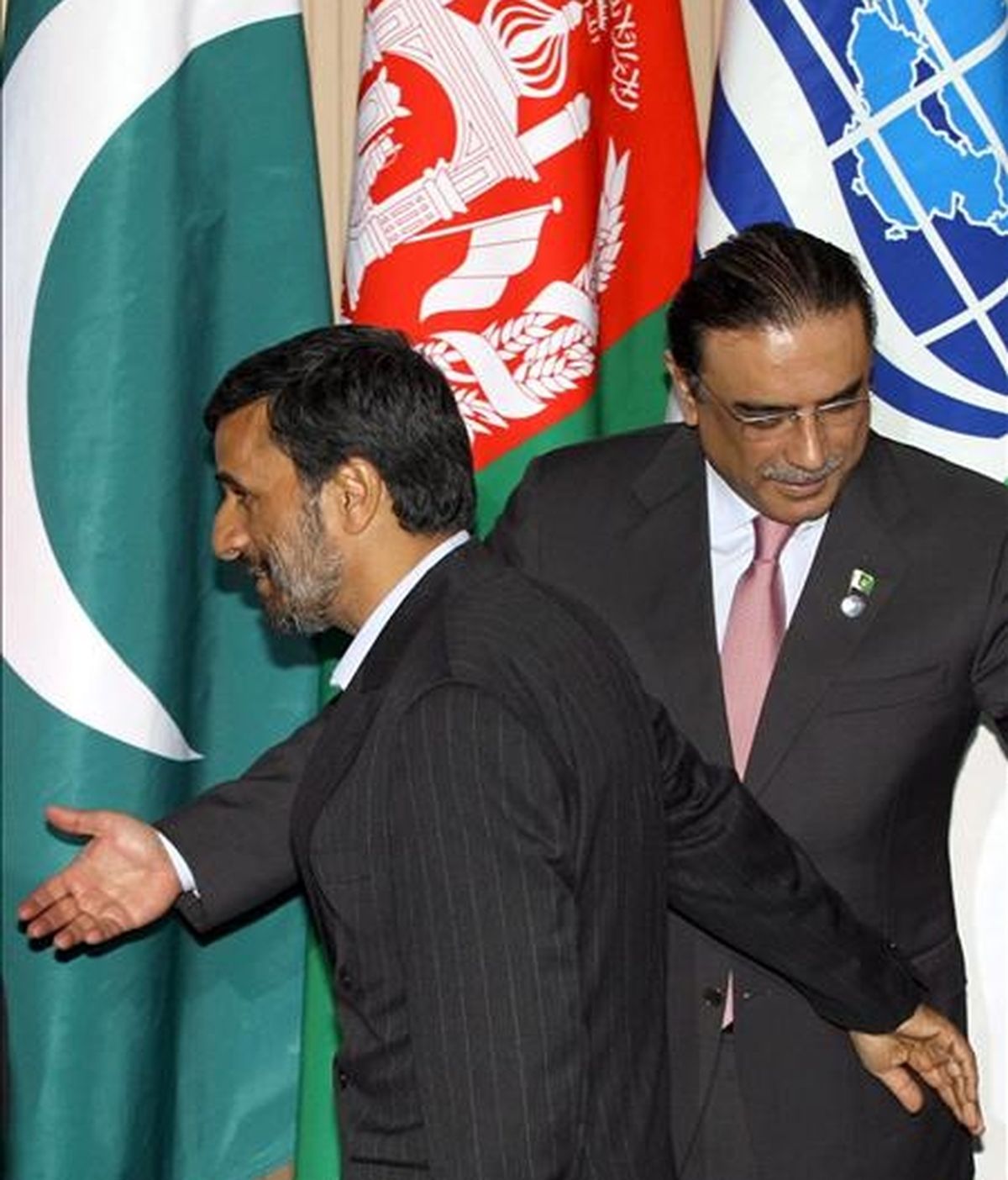 El presidente de Irán, Mahmud Ahmadineyad (i), junto a su homólogo de Pakistán, Asif Ali Zardari, antes de la foto de familia de la segunda jornada de la reunión de la Organización de Cooperación de Shangai (SCO) que se celebró en Yekaterimburgo, Rusia, hoy martes 16 de junio. EFE