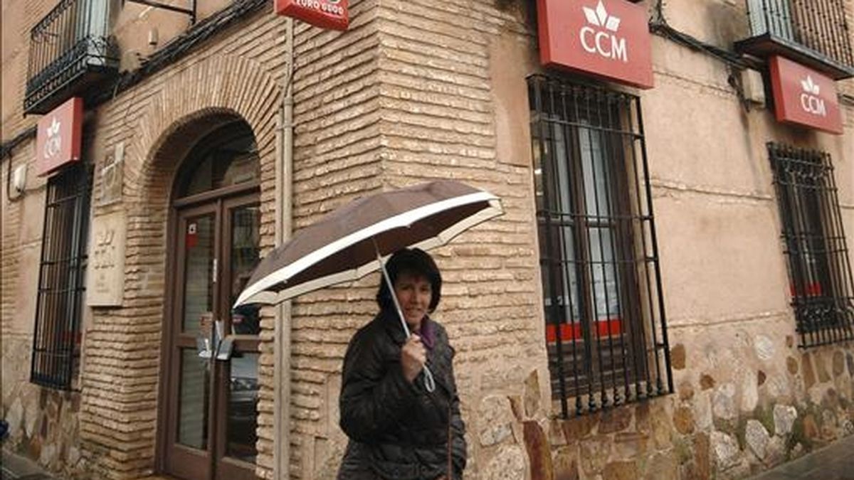 Una mujer pasa delante de la sucursal de Caja Castilla-La Mancha (CCM) de Almagro (Ciudad Real). EFE/Archivo