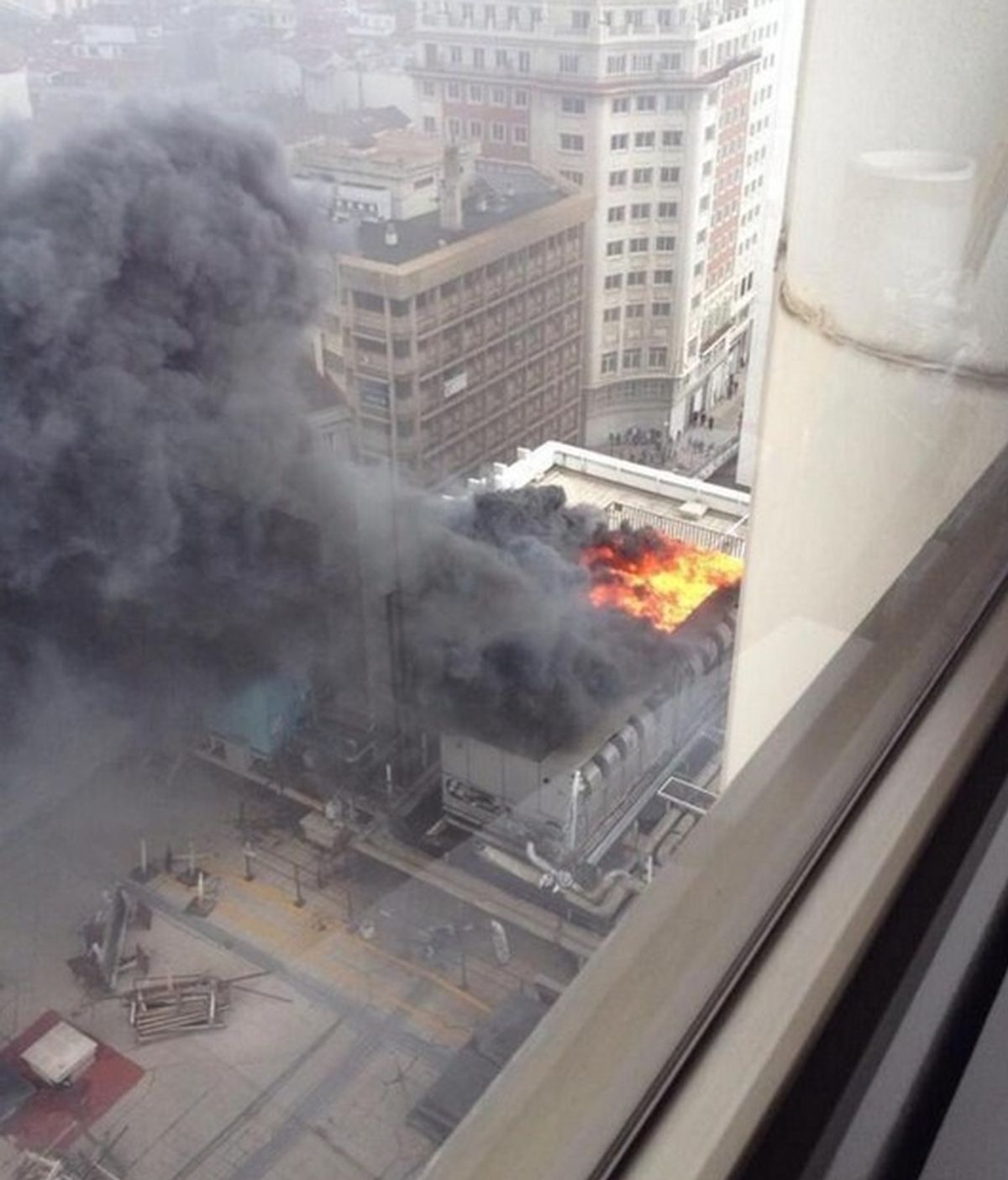 Aparatoso incendio en un edificio de oficinas en la Plaza de los Cubos (Madrid), que ha obligado a su desalojo
