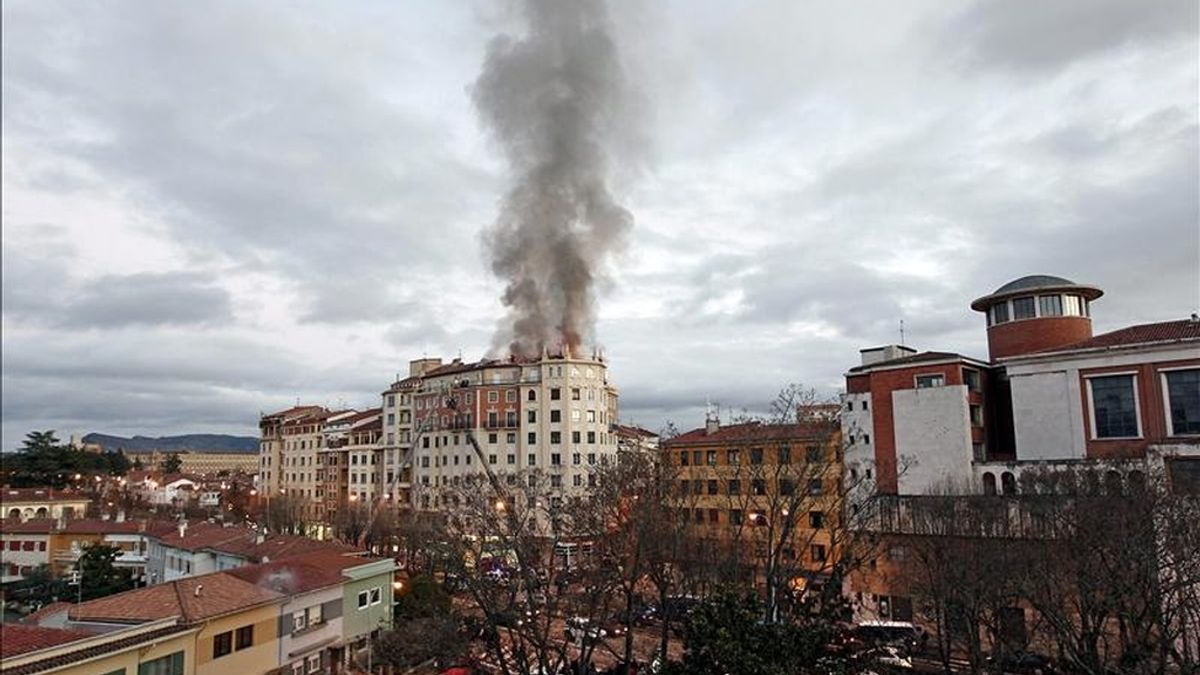Vista del incendio que se ha registradoen un edificio del centro de Pamplona. EFE