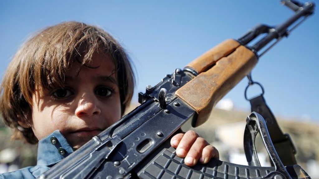 Un niño sostiene un arma en Yemen