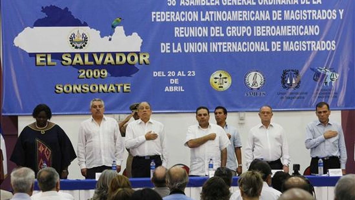 El presidente de El Salvador, Elías Antonio Saca (c), asistió a la inauguración de la 58 Asamblea General Ordinaria de la Federación Latinoamericana de Magistrados (FLAM). EFE