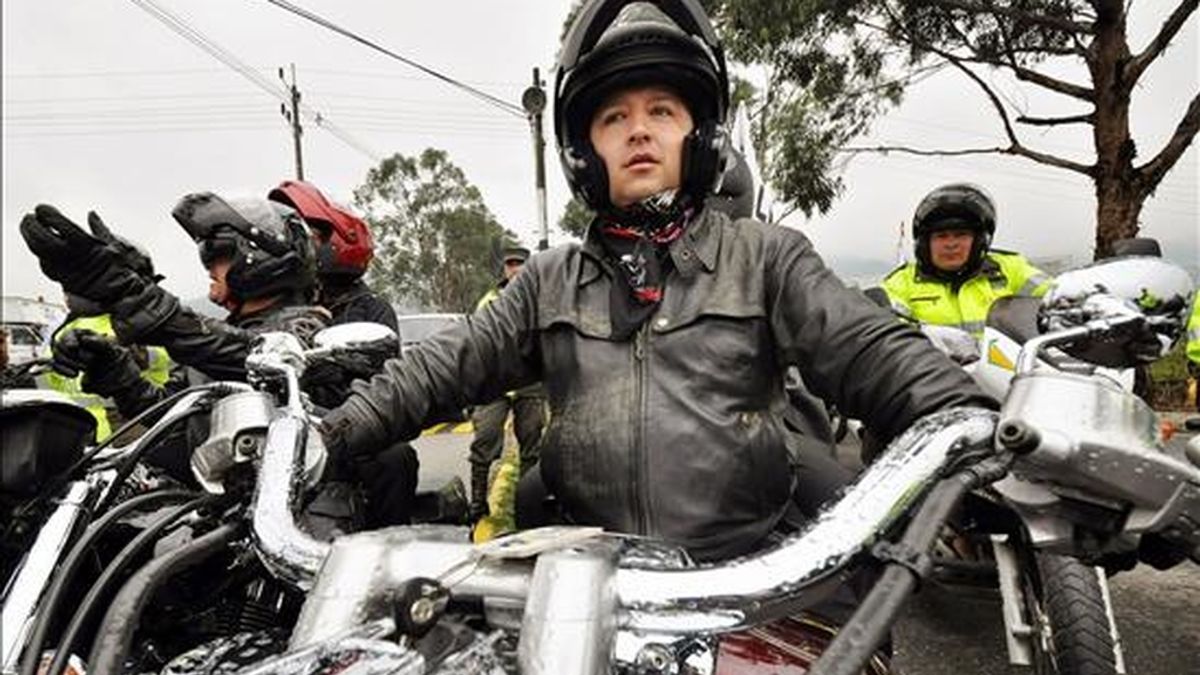 El director del programa radiofónico "Voces del Secuestro", el periodista colombiano Herbin Hoyos (c), lidera una llamativa caravana de motociclistas que se ha embarcado en la aventura de recorrer Colombia para exigir la liberación de todos los rehenes. EFE