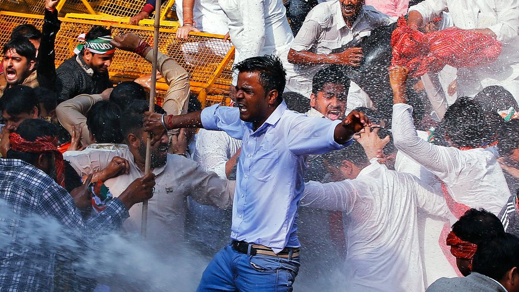 La Policía reprime con chorros de agua una manifestación en India