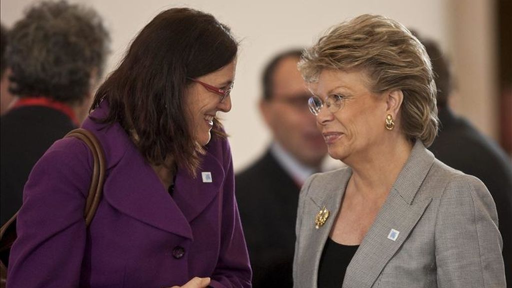 La comisaria europea de Interior, Cecilia Malmstro (i), conversa con la comisaria europea de Justicia, Viviane Reding (d), durante la reunión de los ministros de Justicia e Interior de la UE y EEUU, en Gödöllö, Hungría. EFE