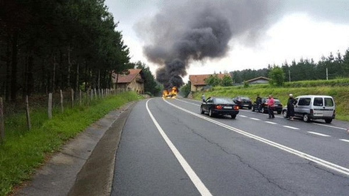 Muere el conductor de un vehículo tras chocar contra una casa e incendiarse en Vizcaya