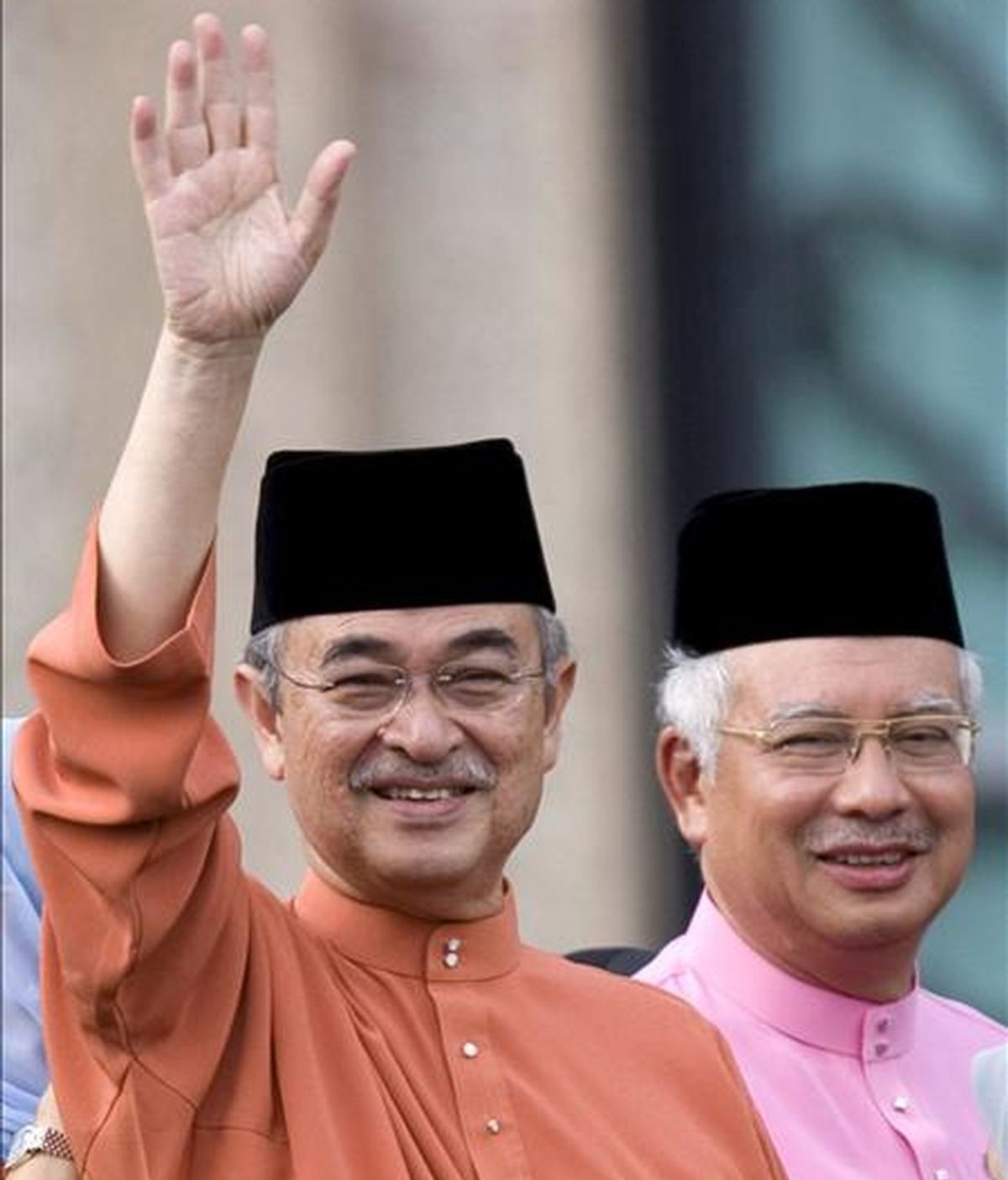 El ex primer ministro malayo, Abdullah Ahmad Badawi (i), saluda junto a su sucesor, Najib Razak, durante su ceremonia de despedida, en Putrajaya (Malasia), hoy 3 de abril. Razak asumió hoy el cargo de nuevo jefe del Ejecutivo del país en sustitución de Abdullah Ahmad Badawi tras cinco años en el poder.  EFE