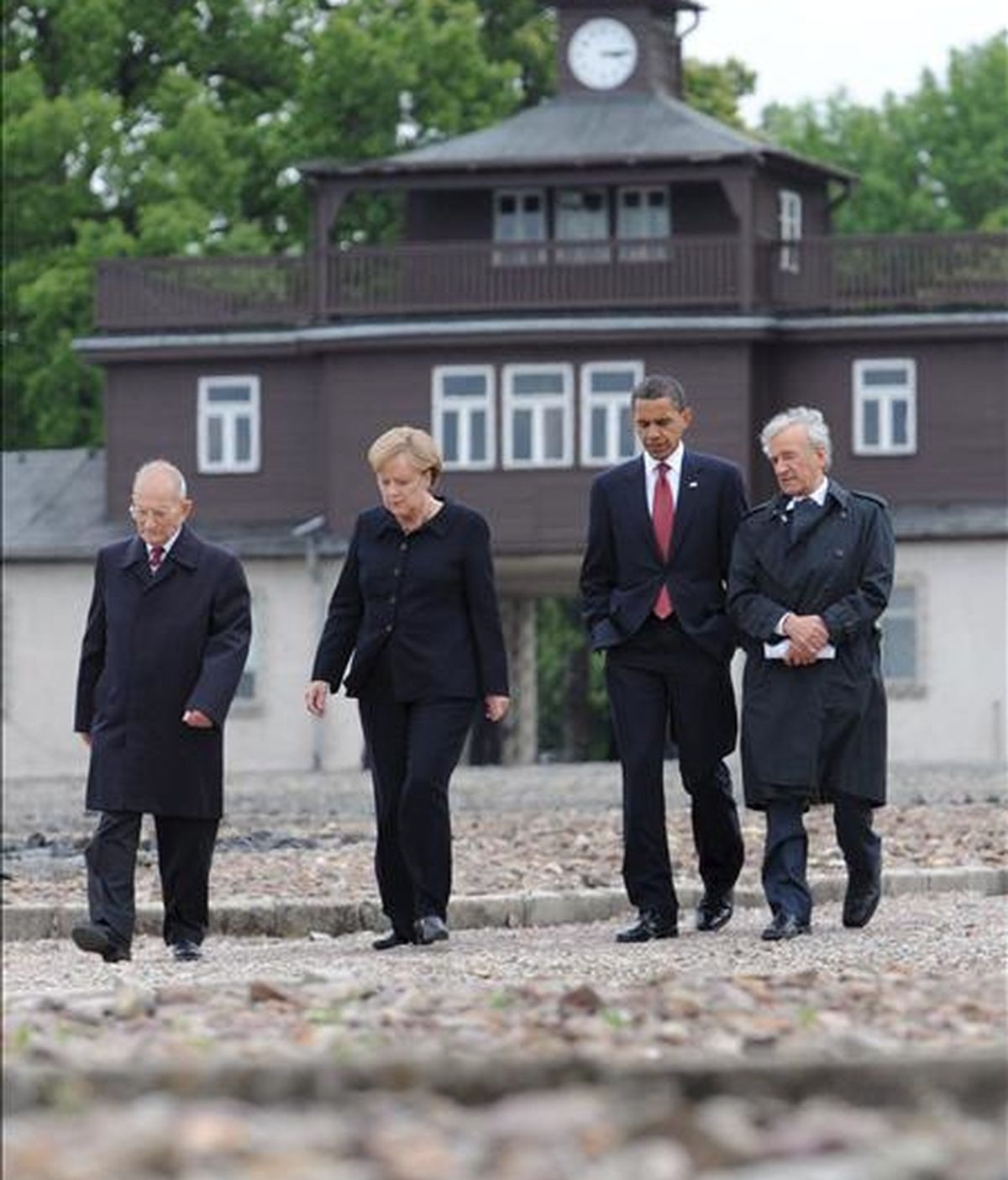 El presidente de EEUU, Barack Obama (2º dcha.), y la canciller alemana, Angela Merkel, visitan el campo de concentración de Buchenwald junto a los supervivientes Elie Wiesel (dcha.) y Bertrand Herz. EFE