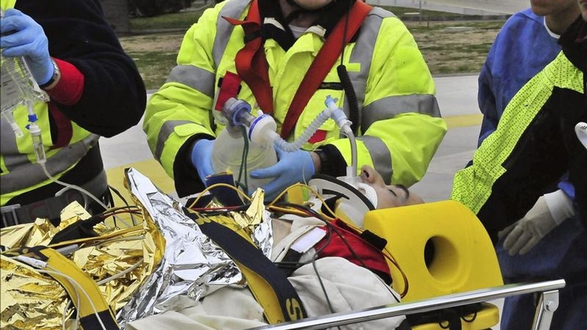 Efectivos del equipo de rescate trasladan en camilla a un hospital al piloto polaco de Fórmula Uno, Robert Kubica, tras sufrir múltiples fracturas en el brazo, la mano y la pierna derecha, tras un un grave accidente en el rally "Ronde di Andora", en Andora, Italia, este domingo. EFE Efectivos del equipo de rescate trasladan en camilla a un hospital al piloto polaco de Fórmula Uno, Robert Kubica, tras sufrir múltiples fracturas en el brazo, la mano y la pierna derecha, tras un un grave accidente en el rally "Ronde di Andora", en Andora, Italia, este domingo. EFE