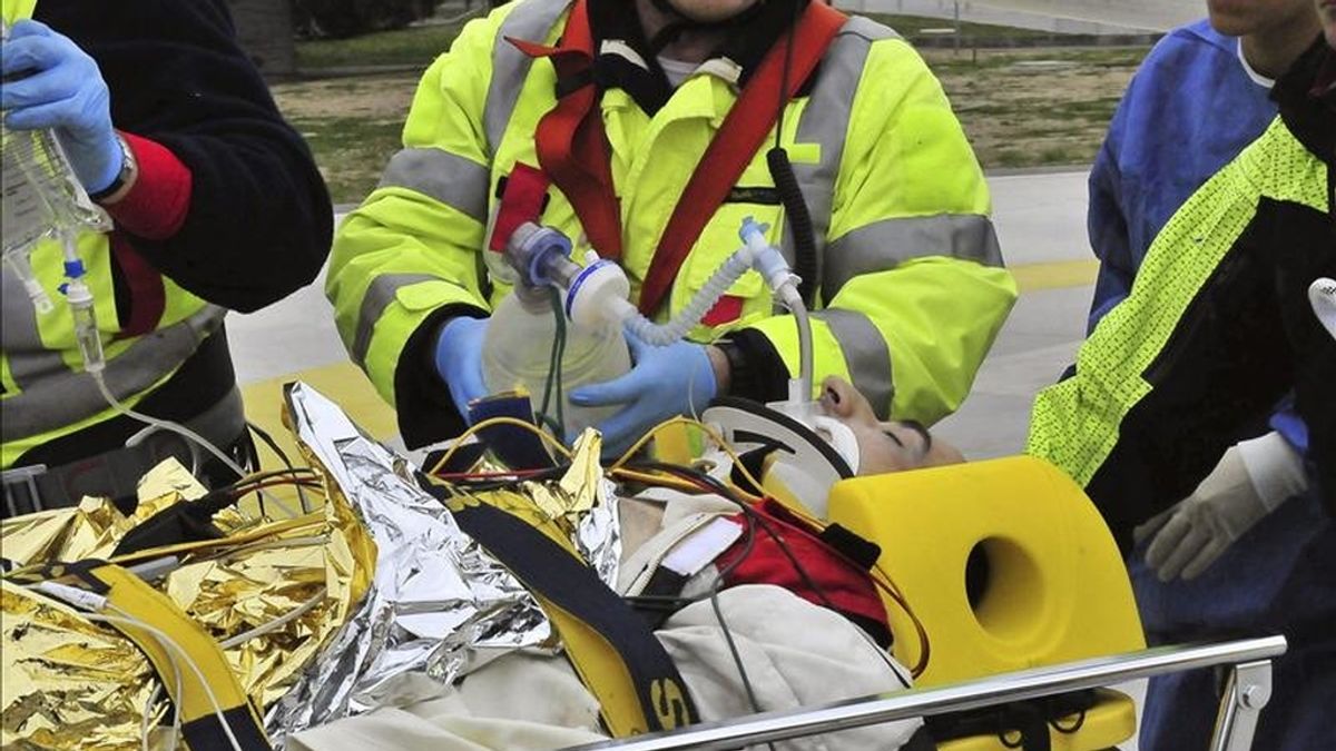 Efectivos del equipo de rescate trasladan en camilla a un hospital al piloto polaco de Fórmula Uno, Robert Kubica, tras sufrir múltiples fracturas en el brazo, la mano y la pierna derecha, tras un un grave accidente en el rally "Ronde di Andora", en Andora, Italia, este domingo. EFE