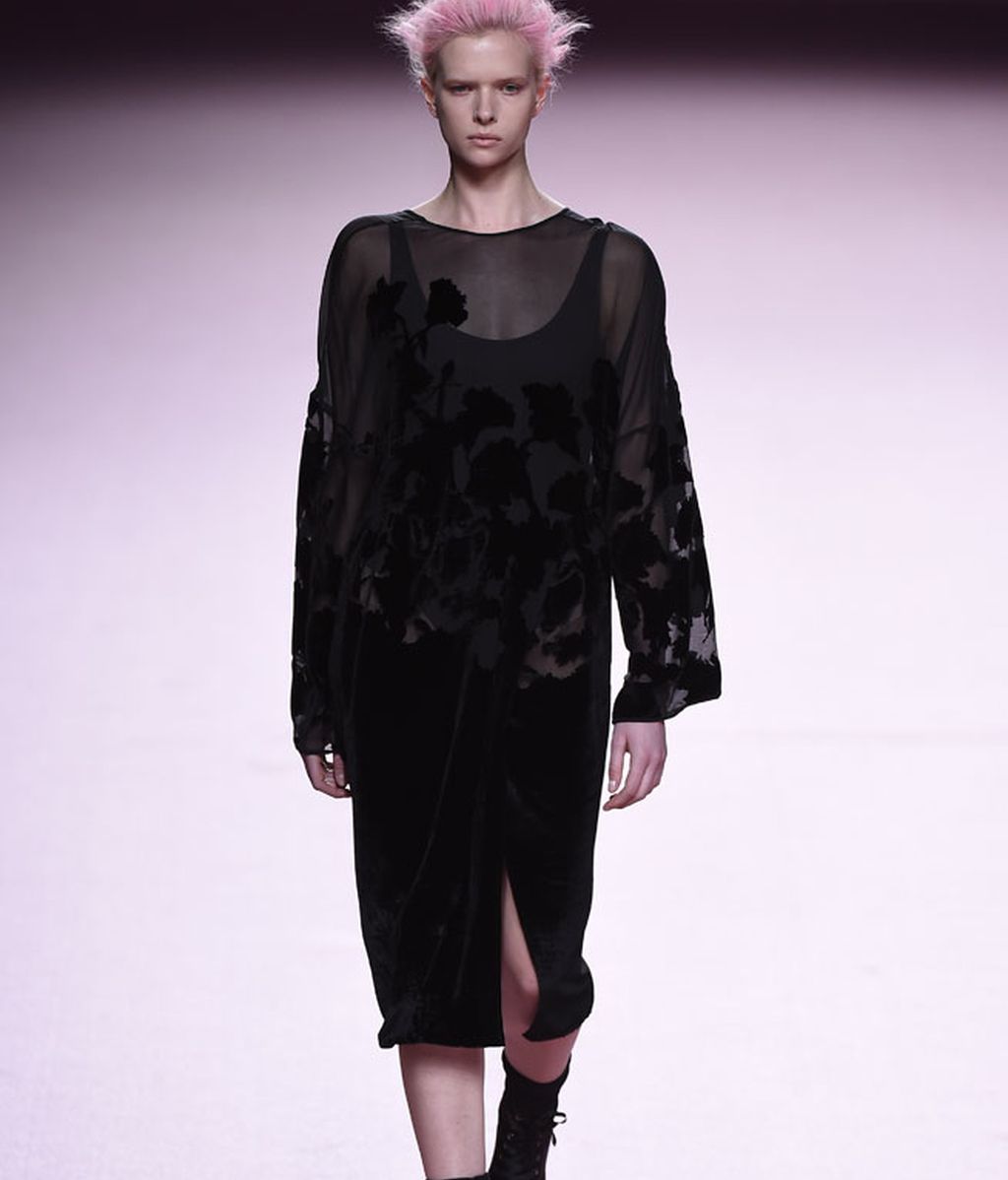 Rosa etéreo y negro intenso en Juan Vidal