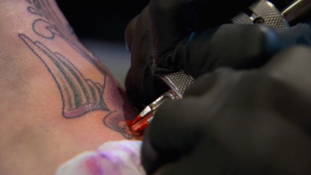Los aspirantes de 'Best Ink' tatuan a parejas