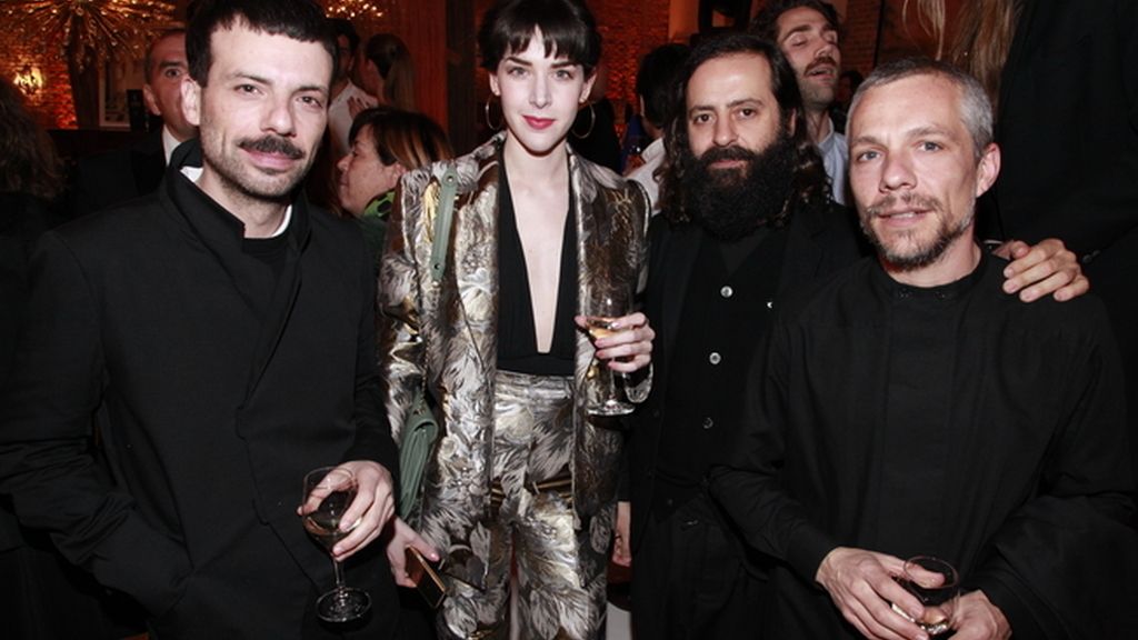 Brianda Fitz-James Stuart con los artistas Rubenimichi