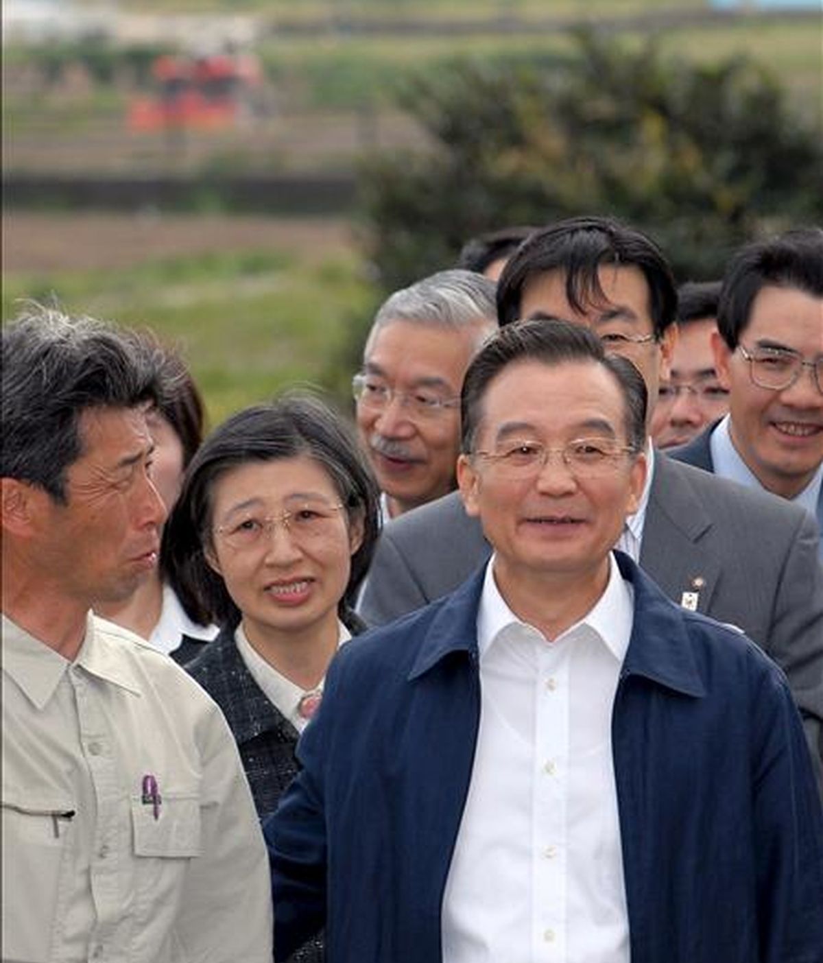 El primer ministro chino, Wen Jiabao (c), durante una visita a una granja en Kyoto (Japón). Jibao asistirá a la LXV Asamblea General de la ONU. EFE/Archivo