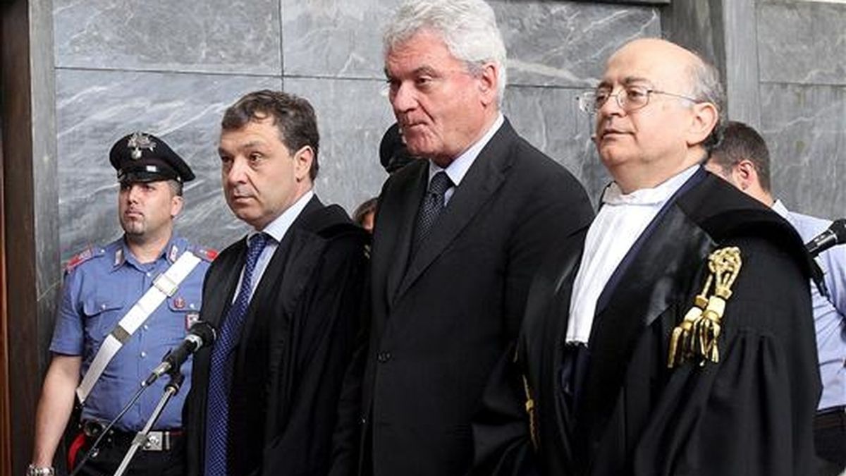 El ministro sin cartera para la Ejecución del Federalismo de Italia, Aldo Brancher (c), junto a sus abogados en la sala de un tribunal de Milán (Italia) hoy, lunes 5 de julio. Brancher se enfrenta a los cargos de apropiación indebida y blanqueo de dinero. y hoy ha anuncido su dimisión, poco más de dos semanas después de que el jefe del Ejecutivo, Silvio Berlusconi, lo nombrara para el cargo. EFE El ministro sin cartera para la Ejecución del Federalismo de Italia, Aldo Brancher (c), junto a sus abogados en la sala de un tribunal de Milán (Italia) hoy, lunes 5 de julio. Brancher se enfrenta a los cargos de apropiación indebida y blanqueo de dinero. y hoy ha anuncido su dimisión, poco más de dos semanas después de que el jefe del Ejecutivo, Silvio Berlusconi, lo nombrara para el cargo. EFE