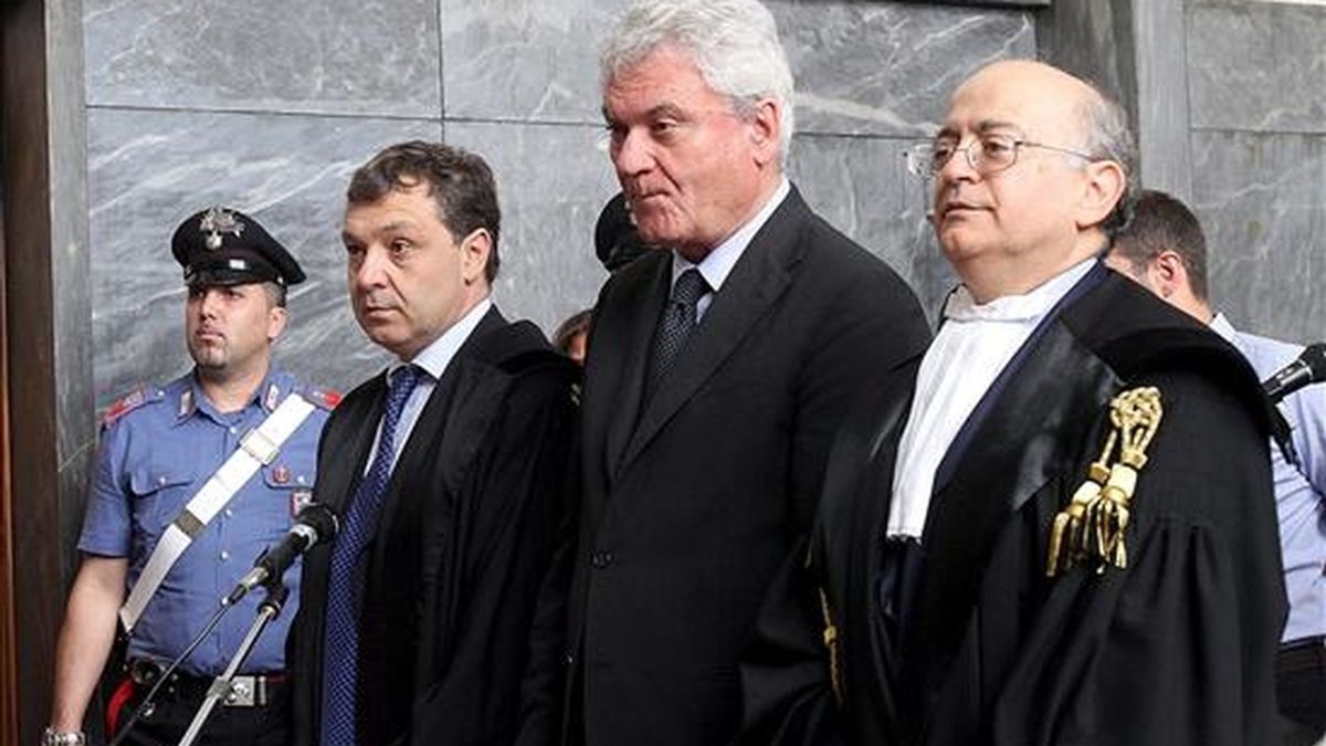 El ministro sin cartera para la Ejecución del Federalismo de Italia, Aldo Brancher (c), junto a sus abogados en la sala de un tribunal de Milán (Italia) hoy, lunes 5 de julio. Brancher se enfrenta a los cargos de apropiación indebida y blanqueo de dinero. y hoy ha anuncido su dimisión, poco más de dos semanas después de que el jefe del Ejecutivo, Silvio Berlusconi, lo nombrara para el cargo. EFE