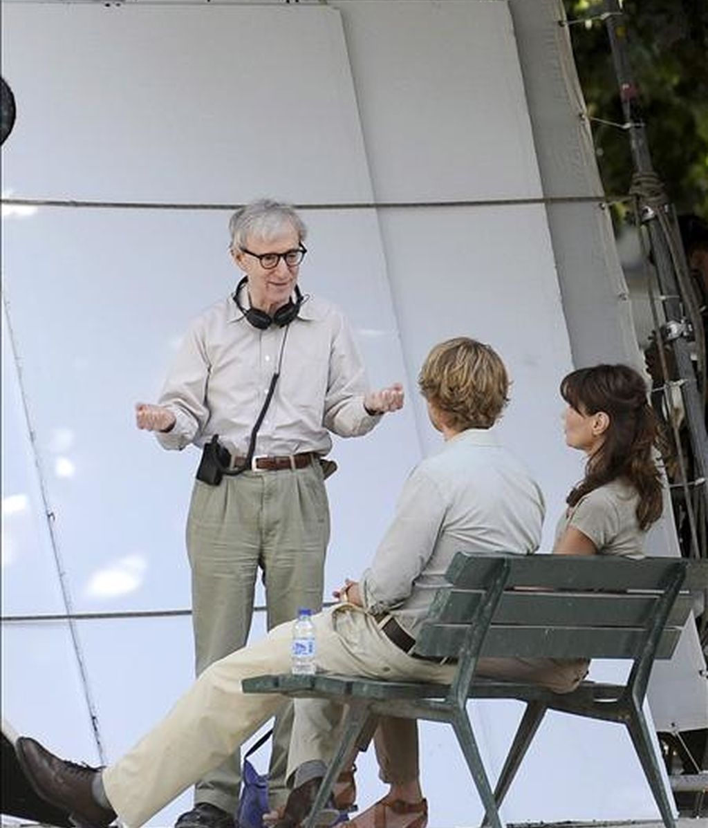 El director estadounidense Woody Allen (c) habla con la primera dama francesa Carla Bruni-Sarkozy (d) y el actor estadounidense Owen Wilson (2-d) en la plaza Juan XXIII, detrás de la catedral de Notre Dame, durante el rodaje de su película "Media noche en París", el pasado miércoles. EFE El director estadounidense Woody Allen (c) habla con la primera dama francesa Carla Bruni-Sarkozy (d) y el actor estadounidense Owen Wilson (2-d) en la plaza Juan XXIII, detrás de la catedral de Notre Dame, durante el rodaje de su película "Media noche en París", el pasado miércoles. EFE