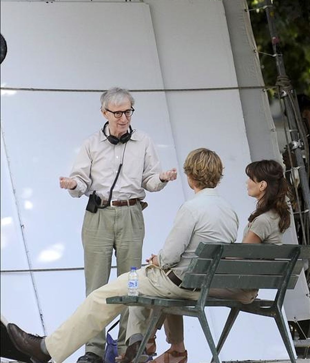 El director estadounidense Woody Allen (c) habla con la primera dama francesa Carla Bruni-Sarkozy (d) y el actor estadounidense Owen Wilson (2-d) en la plaza Juan XXIII, detrás de la catedral de Notre Dame, durante el rodaje de su película "Media noche en París", el pasado miércoles. EFE