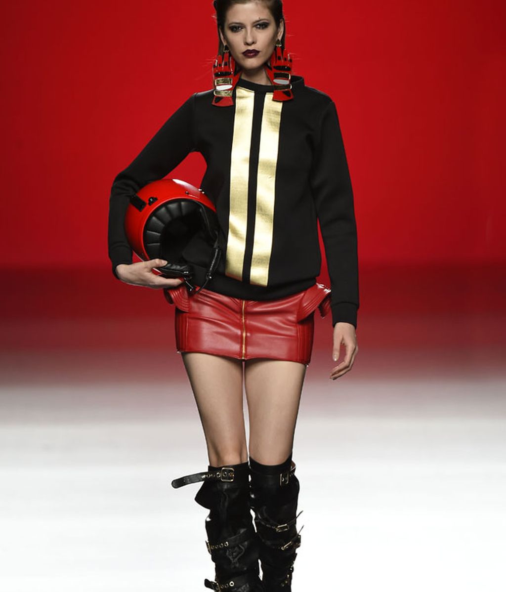 Las moteras más sexies se suben a la pasarela