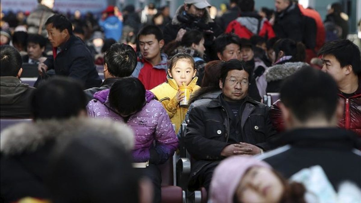 Una multitud de ciudadanos chinos esperan la salida de su tren la estación de ferrocarril de Pekín (China). EFE/Archivo
