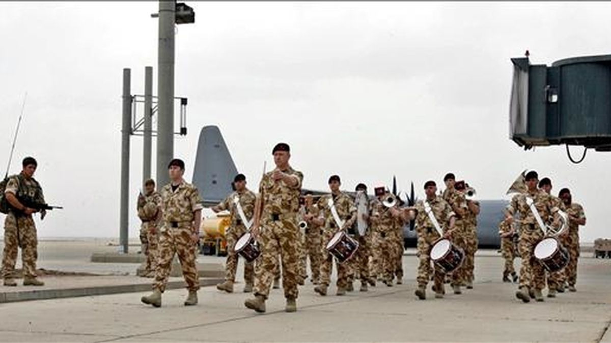 Una banda militar participa en la ceremonia en la que las tropas británicas entregaron su posición en Basora a un comandante estadounidense. EFE