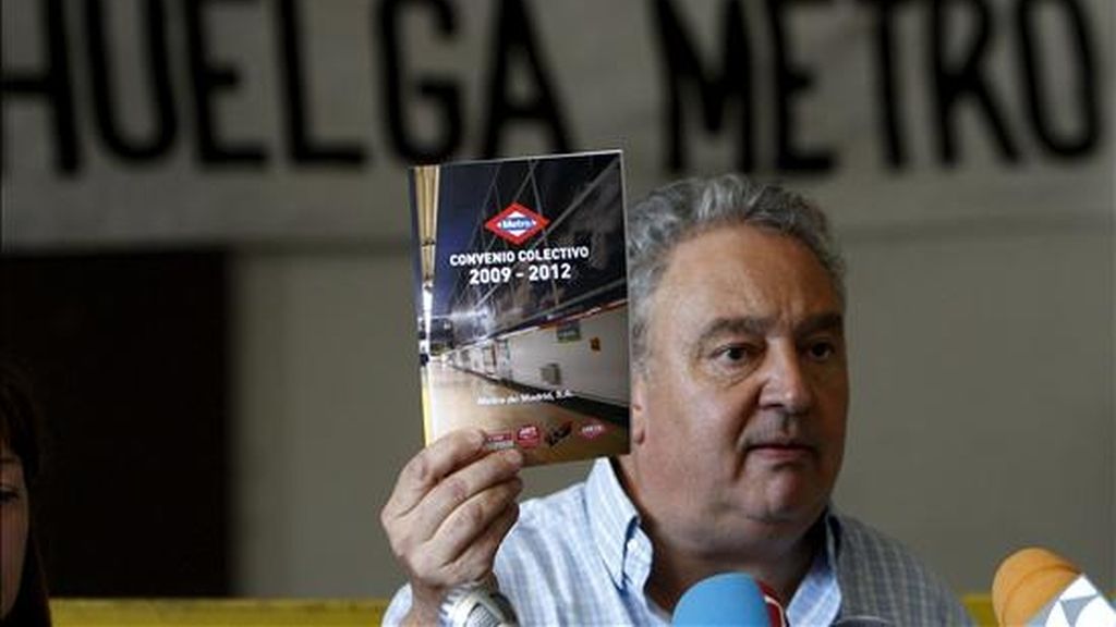 El portavoz del comité de huelga del Metro de Madrid, Antonio Asensio, durante la asamblea de empleados del suburbano, que acordó desconvocar la huelga del servicio hasta el próximo 12 de julio y celebrar al día siguiente otra asamblea en la que decidirán si retoman los paros, si antes no se logra un acuerdo con la empresa. EFE
