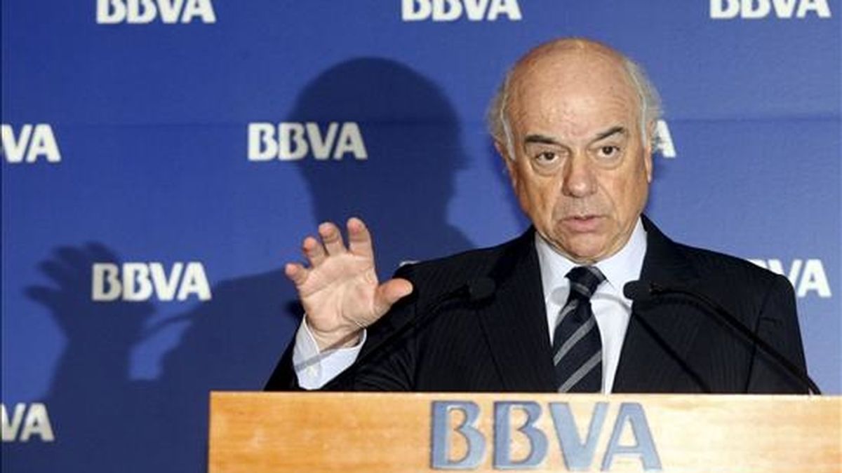El presidente del BBVA, Francisco González, durante la presentación de los resultados de 2008 de la entidad bancaria. EFE/Archivo
