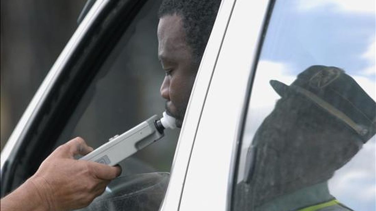 Un conductor realiza el test de alcoholemia en un control de la Guardia Civil de Tráfico. EFE/Archivo