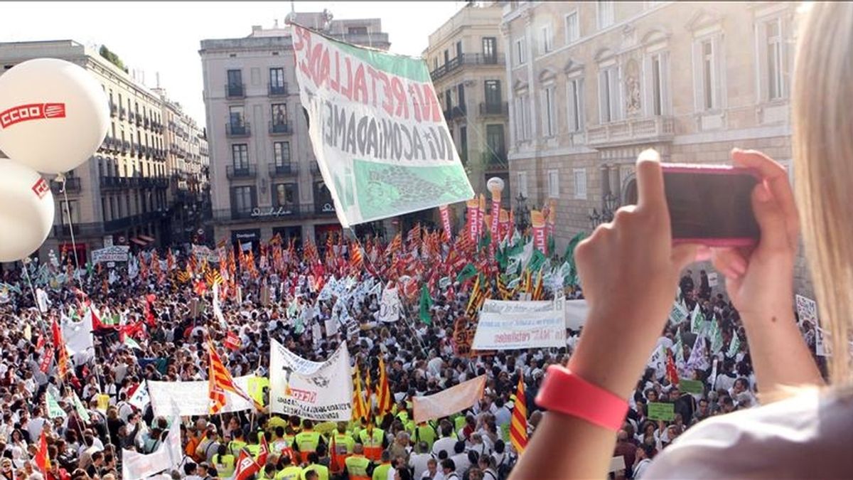 Unos 10.000 médicos, profesores y trabajadores de los servicios públicos han tomado esta tarde la plaza de Sant Jaume, frente a la sede de la Generalitat, para exigir al presidente Artur Mas que dé marcha atrás en los recortes en los servicios básicos. EFE