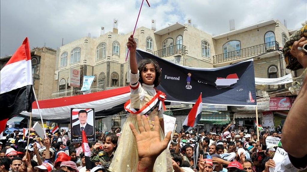 Opositores yemeníes se manifiestan contra el régimen de Ali Abdalá Saleh, en Saná, Yemen. EFE