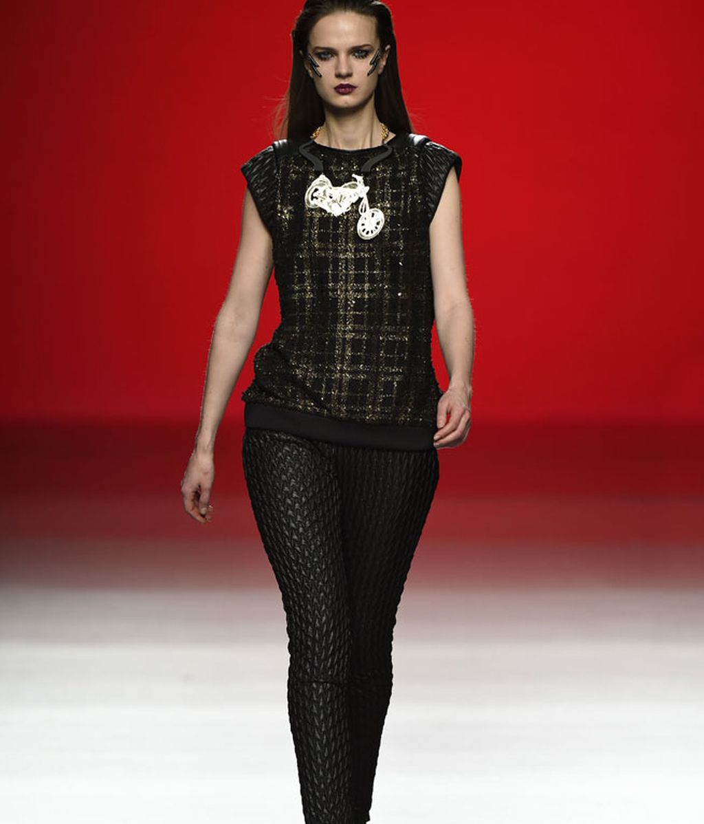 Las moteras más sexies se suben a la pasarela