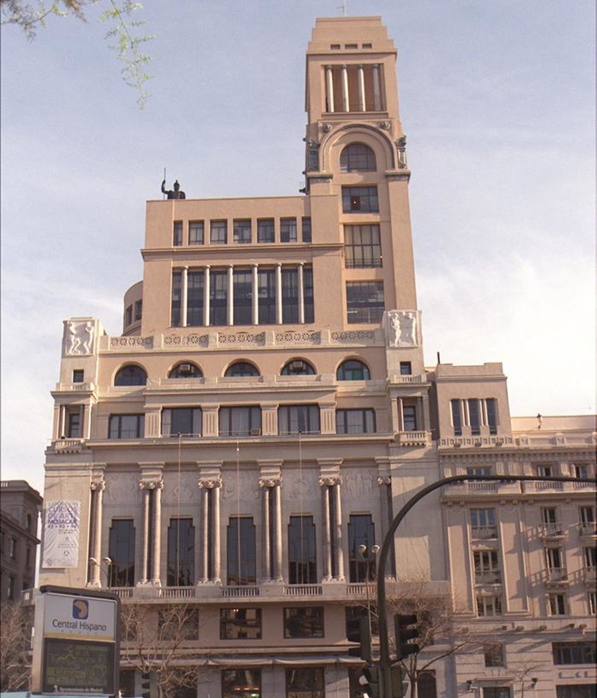 Vista general del emblemático edificio del Círculo de Bellas Artes. EFE/Archivo