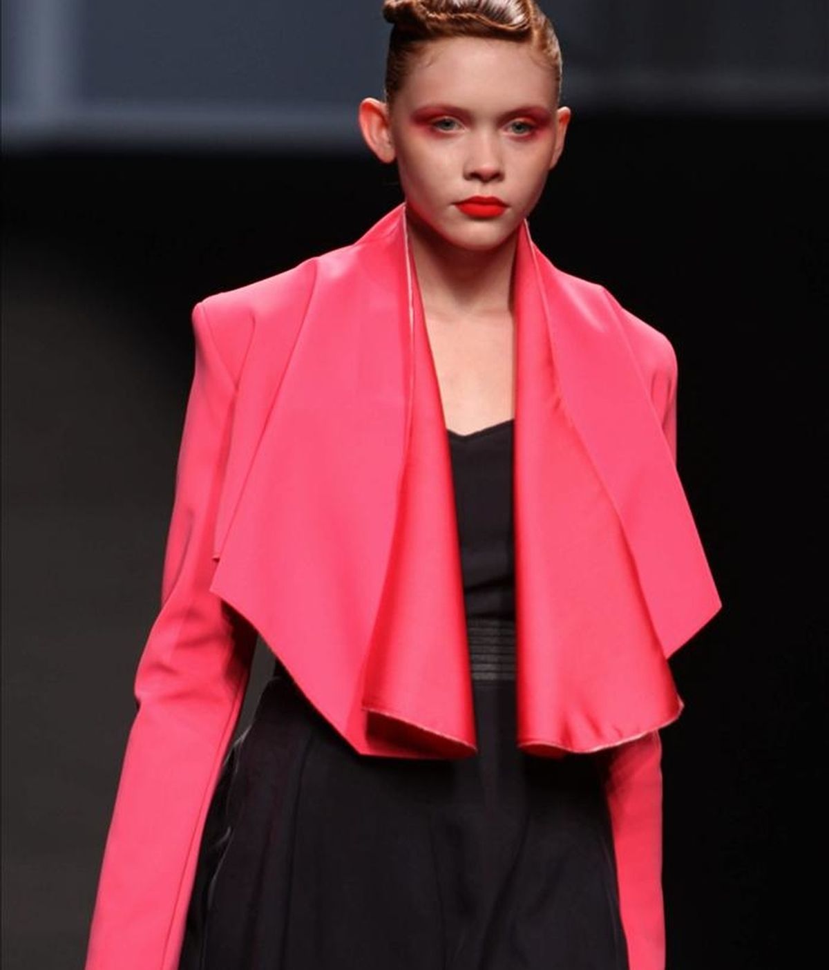 Una modelo luce un traje de la diseñadora catalana, Montse Liarte, en el salón de la Moda 080 Barcelona Fashion que se inició esta tarde en Barcelona. EFE Una modelo luce un traje de la diseñadora catalana, Montse Liarte, en el salón de la Moda 080 Barcelona Fashion que se inició esta tarde en Barcelona. EFE