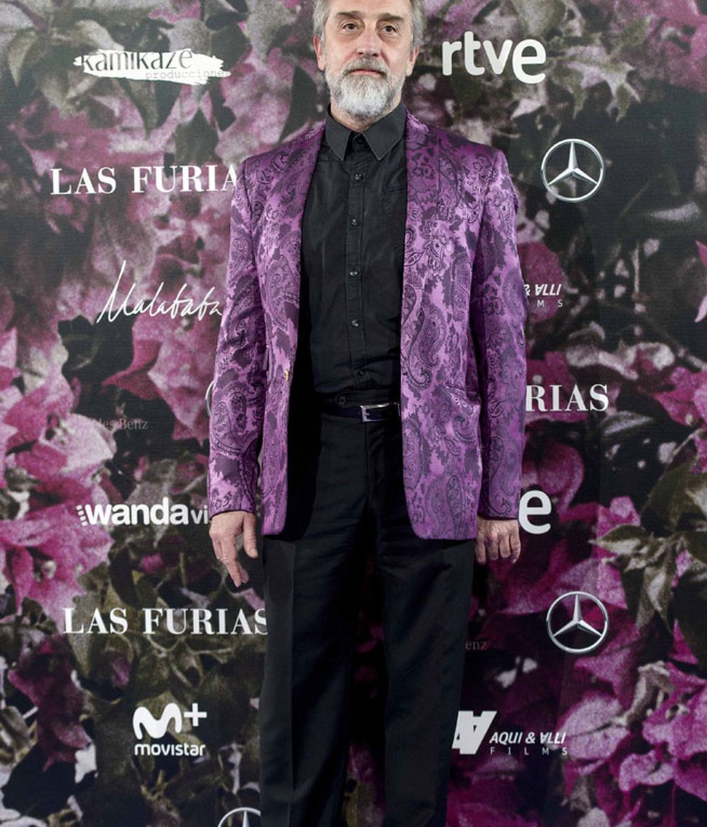 Gonzalo de Castro y su americana morada a juego con el photocall