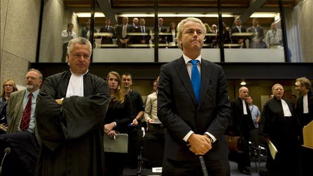 El diputado hiolandés antimusulmán Geert Wilders (dcha) asiste a su juicio en Amsterdam (Holanda) hoy, lunes, 4 de octubre de 2010. EFE El diputado hiolandés antimusulmán Geert Wilders (dcha) asiste a su juicio en Amsterdam (Holanda) hoy, lunes, 4 de octubre de 2010. EFE