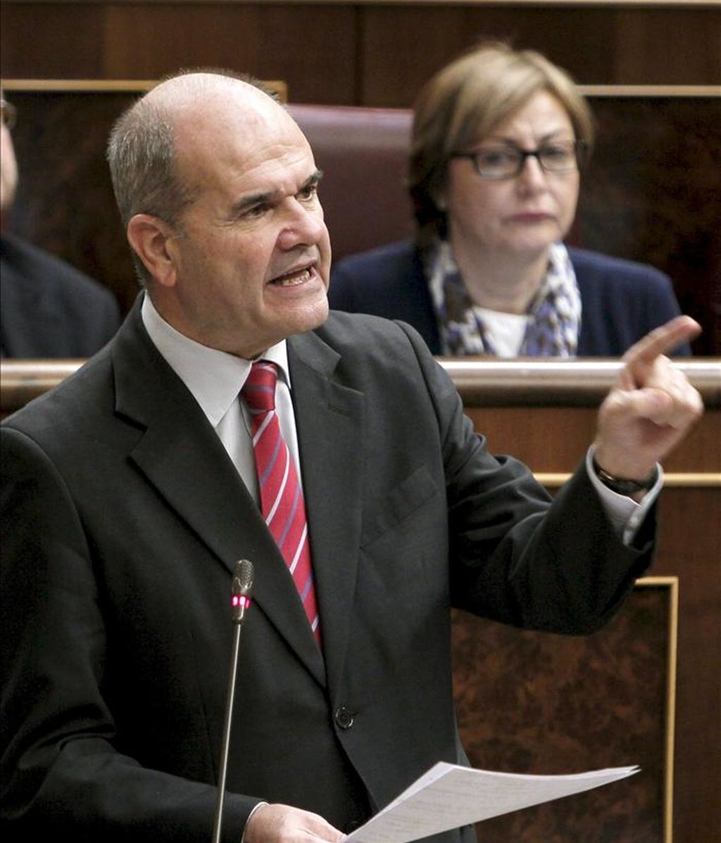 El vicepresidente tercero del Gobierno, Manuel Chaves, responde a una pregunta de la oposición durante la sesión de control al Ejecutivo en el pleno del Congreso de hoy. EFE