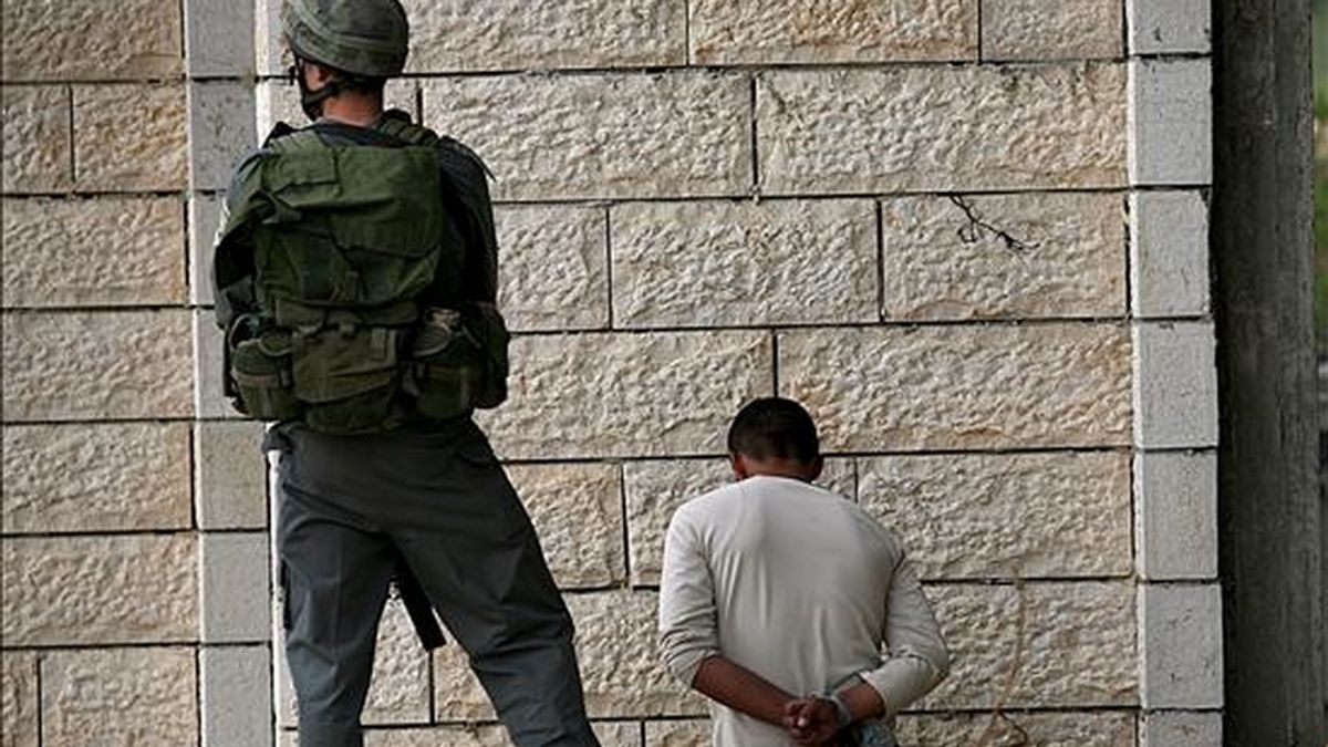 Un soldado israelí custodia a un palestino detenido. EFE/Archivo