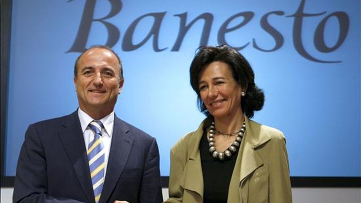 El ministro de Industria, Turismo y Comercio, Miguel Sebastián, y la presidenta de Banesto, Ana Patricia Botín, se saludan momentos antes de participar hoy en el "Foro Banesto Lidera", celebrado en Madrid. EFE
