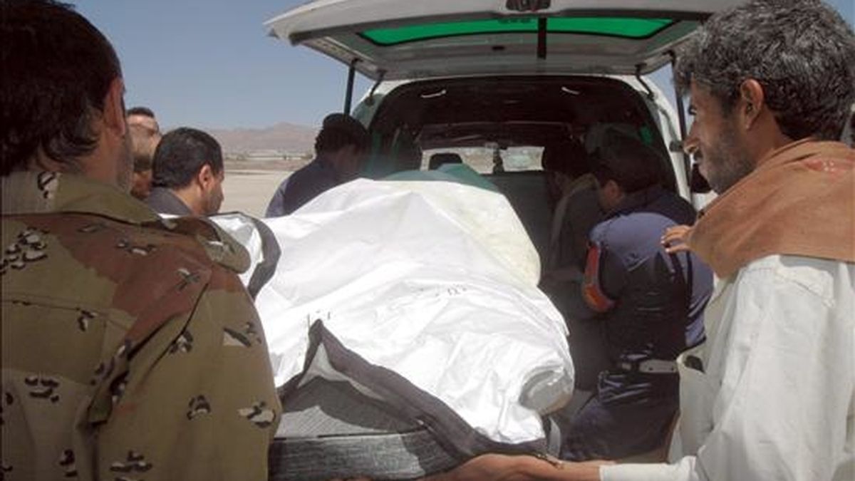 Soldados yemeníes trasladan el cadáver de una mujer surcoreana hoy martes 16 de junio en Sanaa (Yemen). Dos alemanas y una surcoreana secuestradas en el Yemen el pasado viernes, junto con otros seis extranjeros, fueron halladas ayer muertas en el noroeste del país, mientras que dos niñas del grupo de rehenes han sido encontradas vivas. EFE
