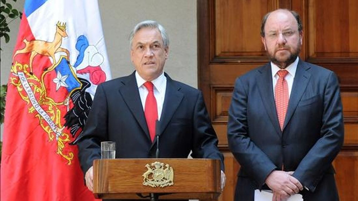 El presidente chileno, Sebastián Piñera (i), emite en compañía de su ministro de Relaciones Exteriores, Alfredo Moreno (d), una declaración en la que expresa el "más absoluto respaldo" de su Gobierno al mandatario de Ecuador, Rafael Correa. Imagen cedida por la Presidencia de Chile. EFE El presidente chileno, Sebastián Piñera (i), emite en compañía de su ministro de Relaciones Exteriores, Alfredo Moreno (d), una declaración en la que expresa el "más absoluto respaldo" de su Gobierno al mandatario de Ecuador, Rafael Correa. Imagen cedida por la Presidencia de Chile. EFE