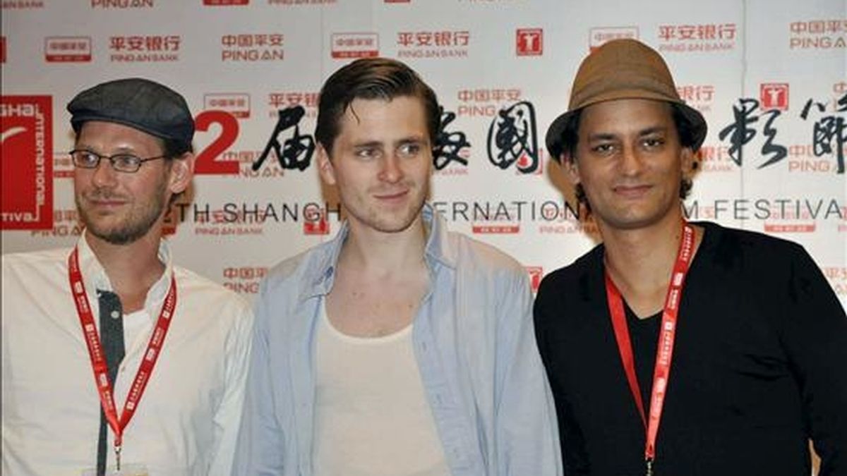 En la imagen, el director danés Alexander Borndsted (i) posa junto al actor sueco Sverrir Gudnason (c) y el cineasta sueco Antonio Tublén, durante la presentación de la película "Original", en la que España aparece como un paraíso para sus protagonistas, en el Festival Internacional de Cine de Shanghai. EFE