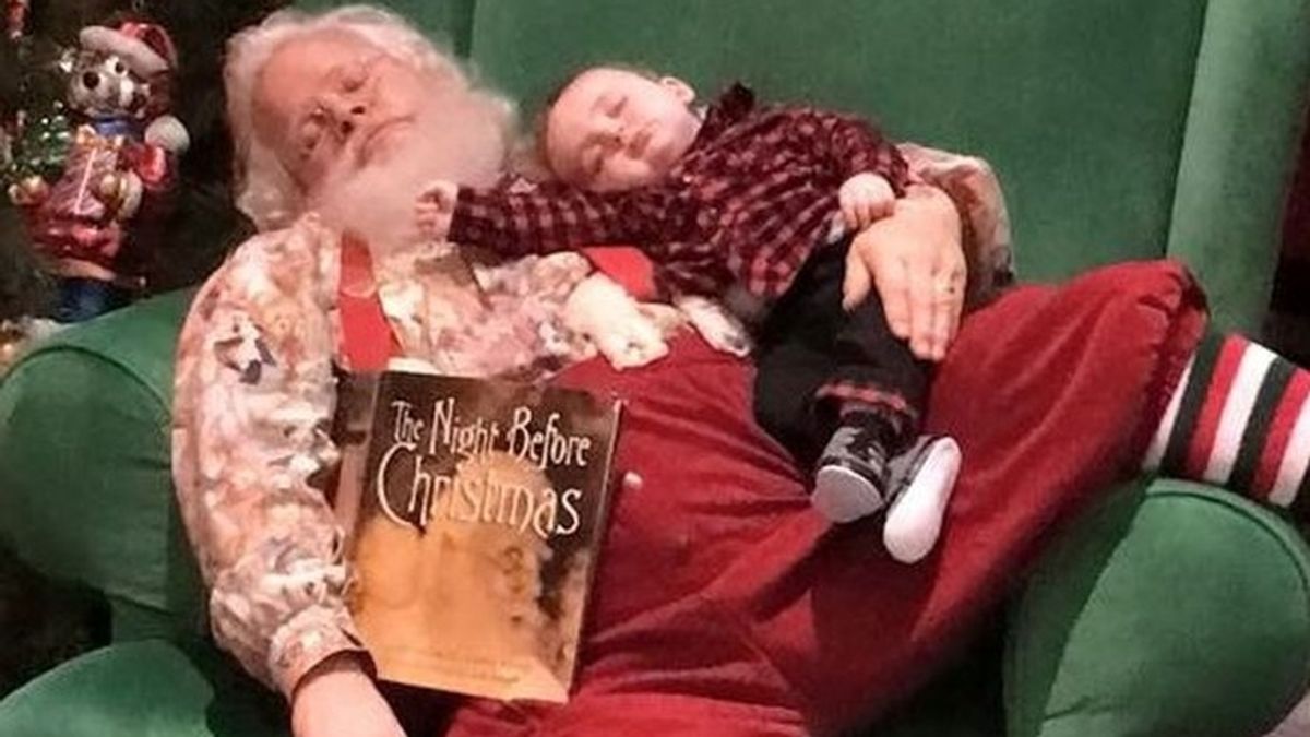 La tierna imagen del bebé que se quedó dormido esperando a Papá Noel