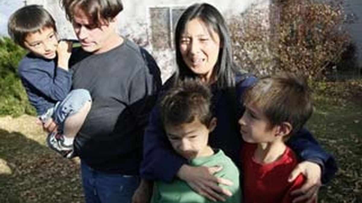 Imagen de la familia Heene tras recuperar a su hijo de seis años después del montaje.